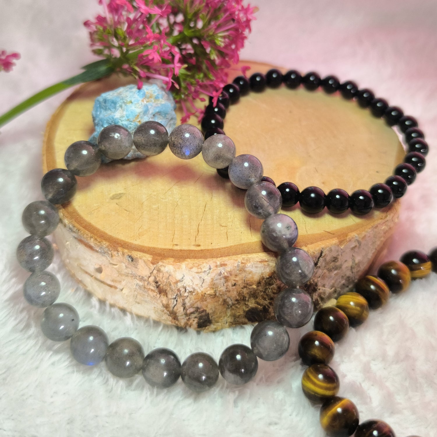 Plusieurs bracelets en perles naturelles comme la sodalite, la howlite, la rhodonite ainsi que l'œil du tigre.